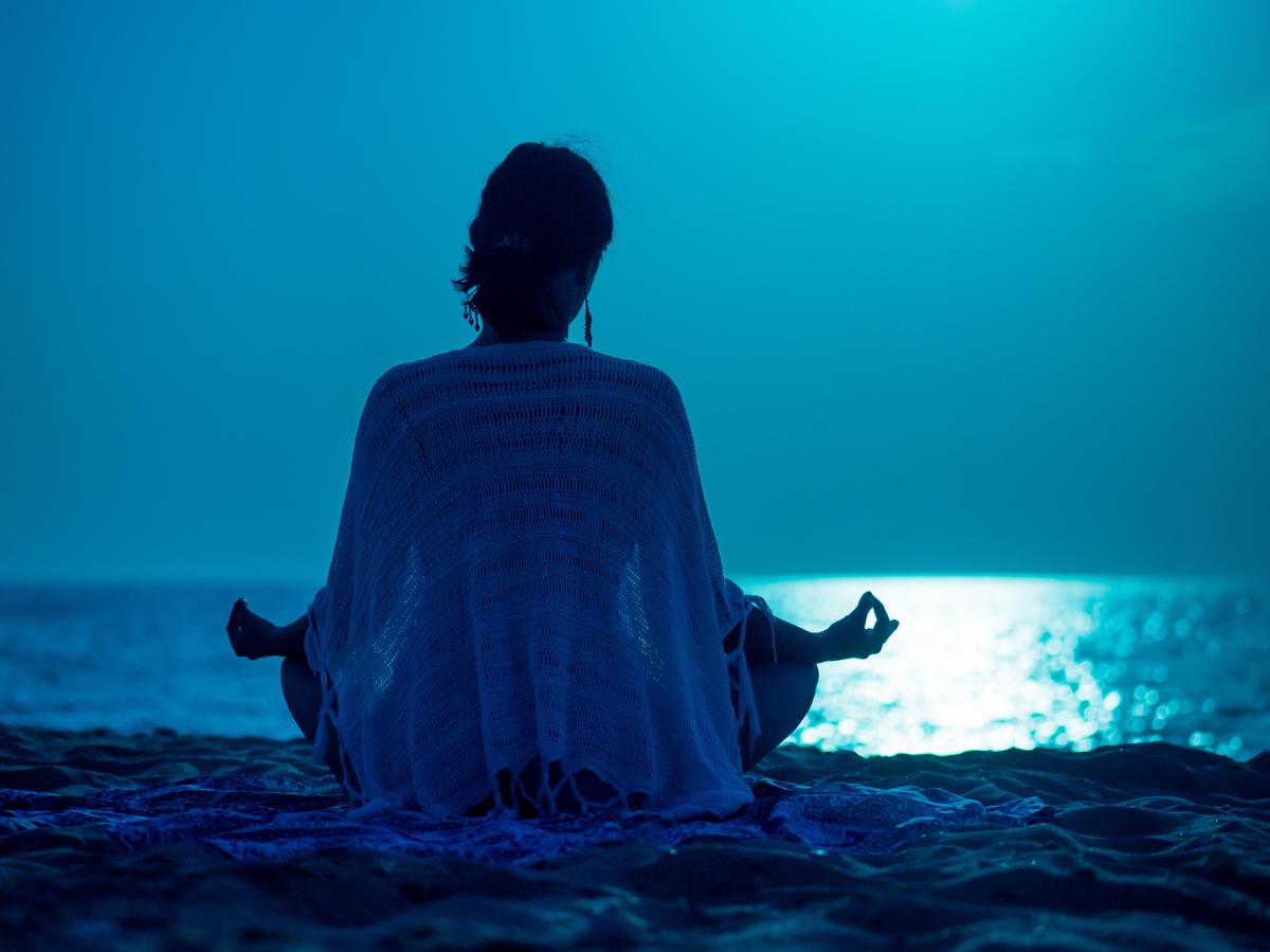 Night meditation by the sea
